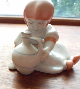 Hungarian Porcelain Girl Figurine  Zsolnay  Hungary. Excellent Vintage Condition - Picture 1 of 10