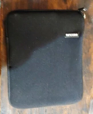 Incase 品牌拉链保护套适用于平板电脑 ~ 黑色 带白色内饰 — 第 1/4 张图片