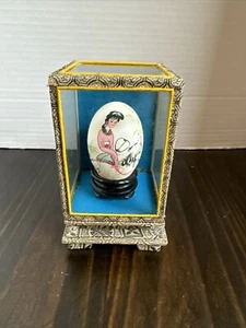 "Huevo asiático pintado a mano de colección en vitrina de vidrio firmado por el artista 5""" - Imagen 1 de 8
