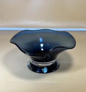 Orrefors Schweden blau gewellte Kunstglasschale skandinavisch MCM Studio. Blau bis transparent. - Bild 1 von 10