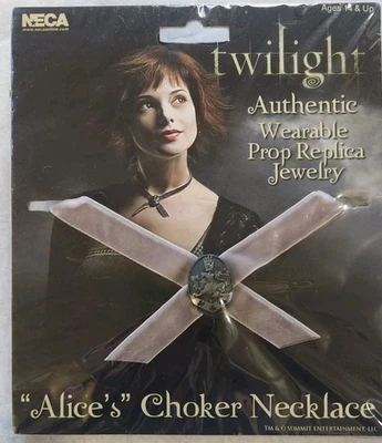 Gargantilla Neca Summit Twilight Alice réplica de utilería portátil con licencia en paquete Foto 1 de 4