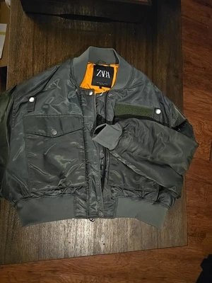 Chaqueta de bombardero recortada verde militar ZARA para mujer, talla S-M Foto 1 de 4