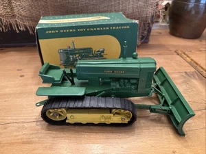 John Deere Spielzeug Raupentraktor mit Karton 1/16 - Bild 1 von 12