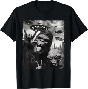 Funny Bigfoot & Alien Sasquatch Rock On Hand Sign UFO Selfie T-Shirt - Picture 1 of 16