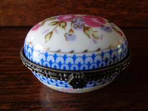 BOITE A PILULES PILULIER EN PORCELAINE D'ART DE LIMOGES DECOR FLORAL N°6 - Imagen 1 de 5
