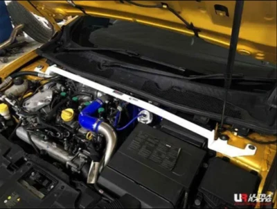 Barra de puntal delantera Ultra Racing para RENAULT MEGANE III RS 265 2.0T 2x2 2012-2013 Foto 1 de 4
