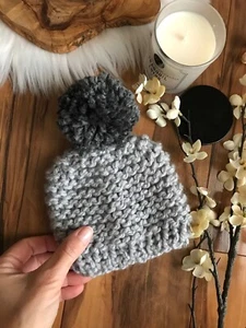 Neu Handarbeit gestrickt Neugeborenes Mädchen Junge Bommel Beanie Mütze Kappe Haube - Bild 1 von 1