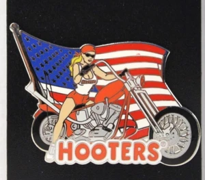 HOOTERS CHICK DAYTONA BEACH FL FAHRRAD WOCHE MOTORRAD CHOPPER AMERIKANISCHE FLAGGE PIN - Bild 1 von 3