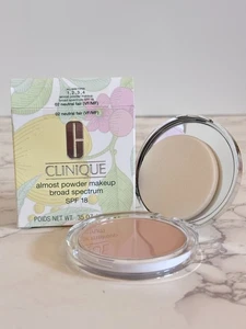 Clinique Almost Powder Make-up Breitspektrum LSF 18 - Farbton wählbar - 0,35 Unzen/10 g - Bild 1 von 3