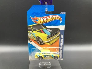 Hot Wheels 2010 Datsun Bluebird 510 amarillo Nightburnerz 97/240 B2 - Imagen 1 de 4