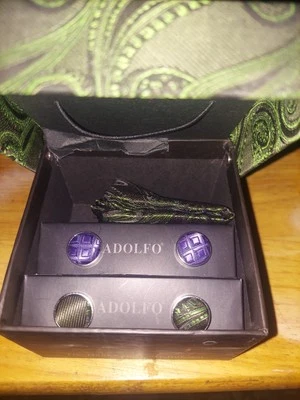 Pañuelo Adolfo Hombre + Juego de Gemelos Púrpura y Verde y Caja de Regalo Plateada y Verde  Foto 1 de 4