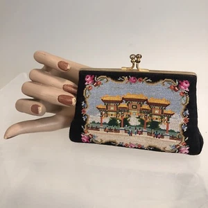 Vintage Micro Nadelspitze Münzbörse orientalisches Thema Pagode 5'by3' Kuss Lock - Bild 1 von 13