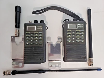 Transceptores ICOM IC-02AT VHF FM HAM (2), escritorio de CA + cargadores de batería de CC y acc. Foto 1 de 4