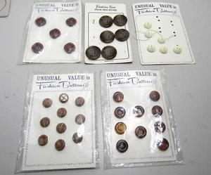 Vintage Konvolut ungewöhnlicher Wert in Mode Nähen Knöpfe 5 Karten 36 Stück Neu aus altem Lagerbestand - Bild 1 von 3