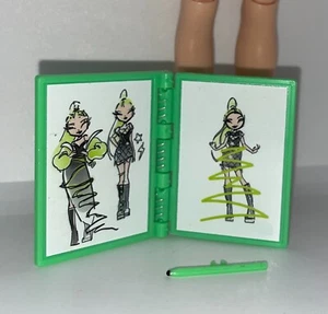 Rainbow High Fantástica Moda Cazador de Jade Muñeca Verde Libro de Bocetos Diario Pluma - Imagen 1 de 4