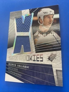Camiseta deportiva de novato 2008-09 Upper Deck SPx/1299 Boris Valabik (RC) #148 - Imagen 1 de 4