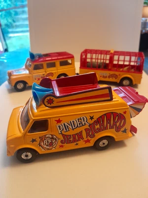 LAND ROVER AVEC REMORQUE CIRQUE PINDER CORGI + CAMION PUB - Photo 1/3