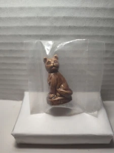 Wade Whimsies England Red Rose Tea Miniature Sitting Cat Porcelain Figurine - Picture 1 of 2