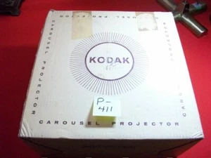 VINTAGE KODAK CAROUSEL MODEL 550 PROJECTOR WITH 2 KODAK TRANSVUE 80 SLIDE TRAYS - Picture 1 of 12