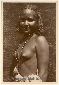 Sudan: Topless Native Woman - Braids / Risqué - Ethnic Nude (Vintage RPPC ~1920s - Imagen 1 de 1