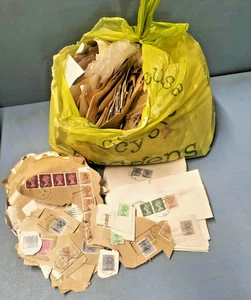 Job Lot Hundreds of Used UK Postage Stamps QE II Various Denominations 1980's - Picture 1 of 4