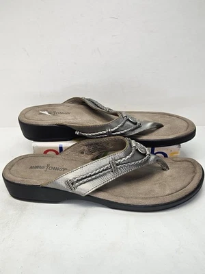 Chanclas Minnetonka Silverthorne de cuero con tanga de peltre plateadas para mujer talla 11 de EE. UU. Foto 1 de 4