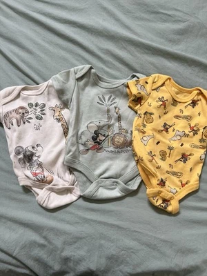 Body de bebé Disney estampados de safari 0-3 meses - nunca usado Foto 1 de 4