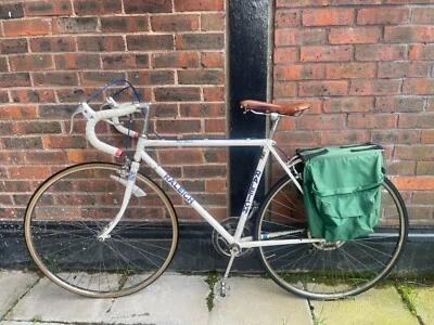 Bicicleta Raleigh, manillar abatible, asiento Brooks, construcción blanca y paquete verde!  Foto 1 de 4