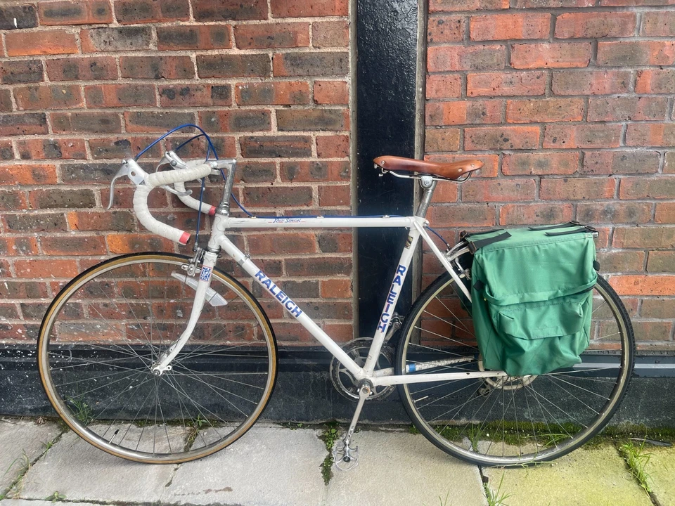 Bicicleta Raleigh, manillar abatible, asiento Brooks, construcción blanca y paquete verde!  Foto 1 de 4
