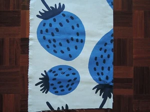 Marimekko Maija Isola "Mansikka" pieza tela algodón 33x217cm Azul Fresa - Imagen 1 de 5
