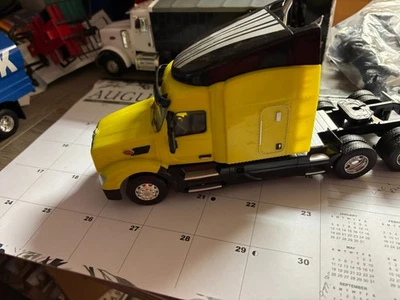 1/32 ERTL PETERBILT 579 DAY CAB SEMI TRACTOR,  NO PACKAGING # B 533 - Image 1 of 4