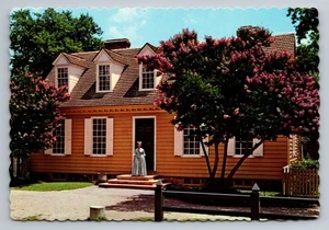 Vintage Williamsburg VA Brush-Everard Haus Postkarte mit kostümierter Gastgeberin - Bild 1 von 2