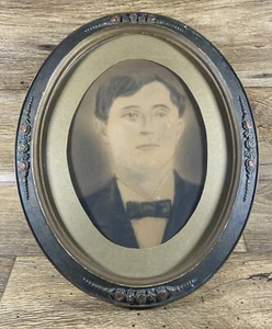 Antikes ovales konvexes Bild mit Holzrahmen junger Mann Smoking & Fliege - Bild 1 von 5