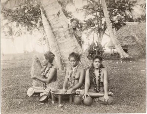 1880's PHOTO -  OCEANIA PACIFIC SAMOA  ANDREW? WOMEN MAKING DRINK - Picture 1 of 1