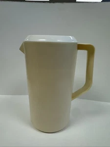 Vintage Rubbermaid 2 1/4 Quart Pitcher Beige J 2445 and Lid J 2440 - Excellent - Picture 1 of 7
