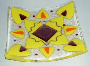 BRIGHT COLOURED YELLOW RED FUSED ART GLASS TRINKET DISH CANDLE PLATE 16cm WIDE - Foto 1 di 7