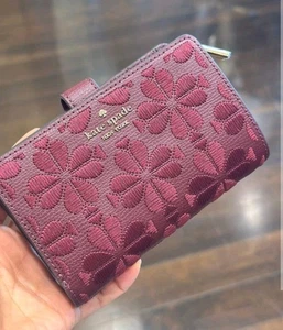 NEU MIT ETIKETT Kate Spade Spade mittelgroße faltbare Geldbörse mit Blumenstickerei in dunklem Merlot - Bild 1 von 2