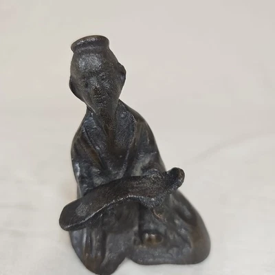 Estatueta vintage de metal fundida à mão de pátina escura acadêmica sentada  - Imagem 1 de 4