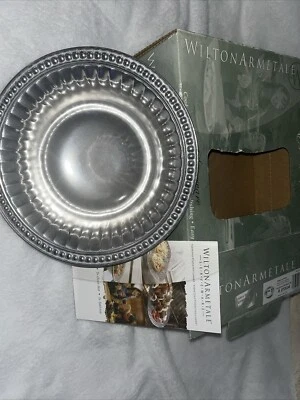 Круглая закусочная миска Wilton Armetale® Flutes & Pearls 9 дюймов серебристая безопасная для пищевых продуктов алюминий - Изображение 1 из 4