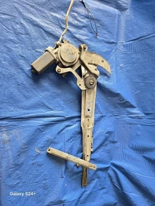 88 89 HONDA CIVIC RIGHT FRONT POWER WINDOW REGULATOR AND MOTOR SDN 4 DR 112839 - Picture 1 of 3