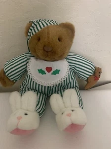 1992 Peluche Creations Bear Holding Peluche Navidad Pijama Conejito Zapatilla Verde Usado en Excelente Condición - Imagen 1 de 5