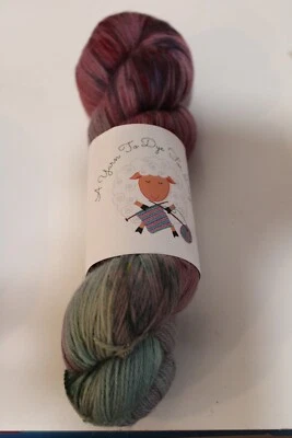 A Yarn to Dye For/ Meet Me In the Vineyard/80 SW Merino/10 Cashmere/10 Nylon Foto 1 de 2