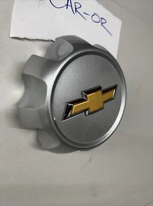 Chevy 2500 Factory Silver Center Cap 84307949 genuine - Picture 1 of 4