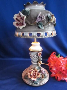 VINTAGE CAPODIMONTE 3 D ROSES  MADE IN ITALY TABLE LAMP & SHADE 16 ½” TALL - Picture 1 of 12