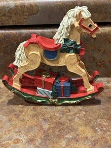6 in Christmas Time Schaukelpferd mit Teddybär und Geschenken Pferd Figur - Bild 1 von 8