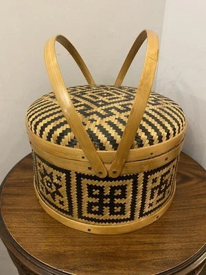 ANTIGUA CESTA DE BODA CHINA TEJIDA DE BAMBÚ CON TAPA DISEÑO ESTAMPADO NEGRO Foto 1 de 4