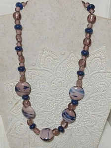 Collar de cuentas de vidrio artístico vintage rosa azul púrpura declaración cierre magnético - Imagen 1 de 6