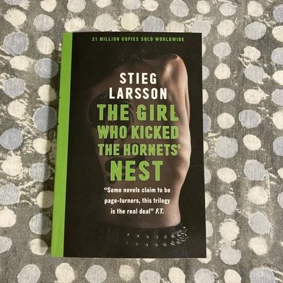 The Girl Who Kicked The Hornets' Nest (Millennium #3) Paperback by Stieg Larsson Foto 1 de 4