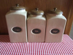 Pier 1 Imports 3er Set Keramik Kanister gesprenkelt beige 9" & 10" Holzdeckel - Bild 1 von 11