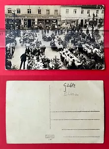 Foto AK GÖRLITZ ? in Schlesien um 1910/20 Platzansicht mit Typen Tischen( 154130 - Bild 1 von 1